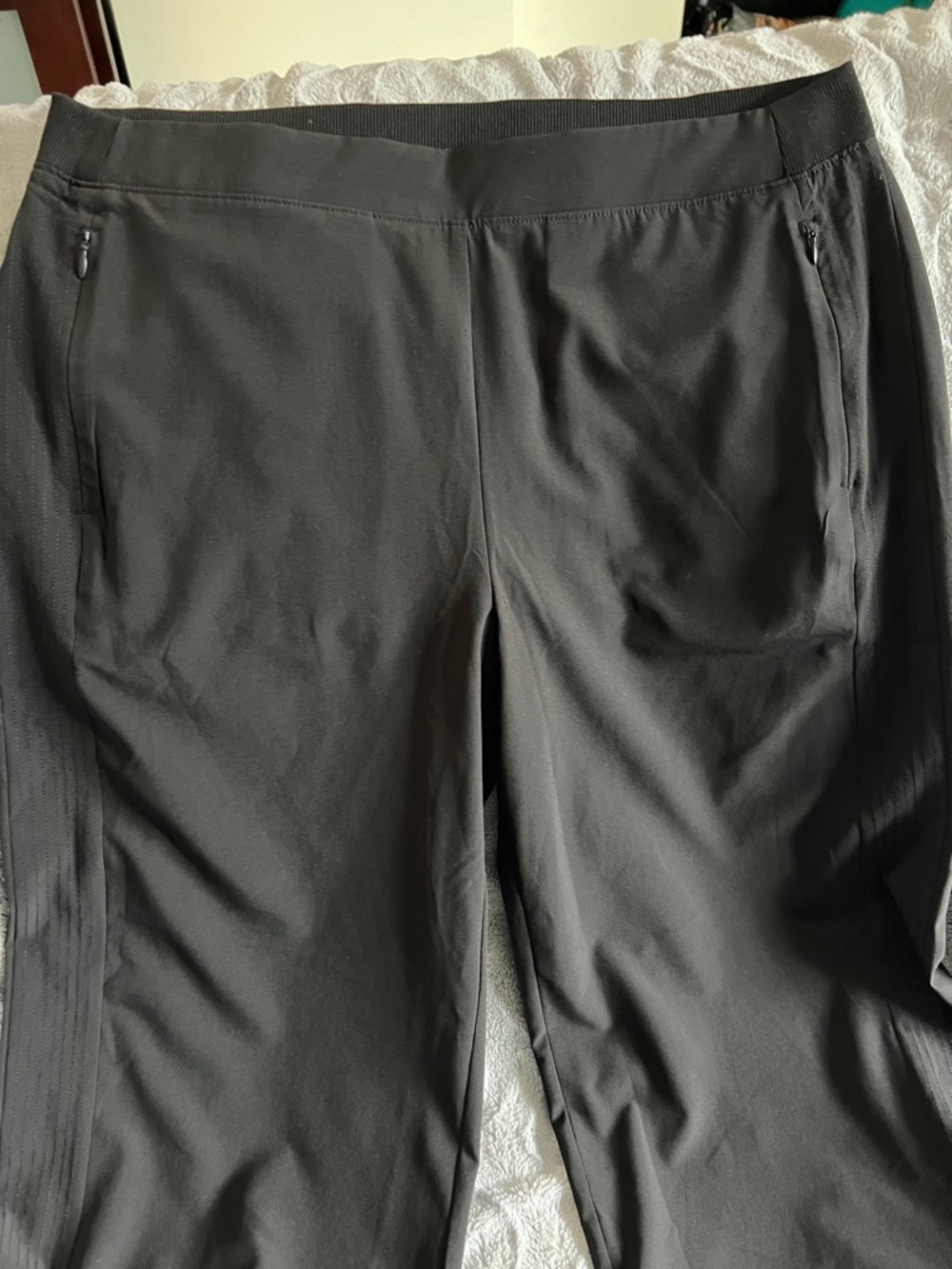 Chico's Black Pull-On Capris with Zip Pockets NWOT